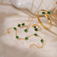 Ensemble de bijoux pour femme : Bracelet, collier, bague et boucles d'oreilles en acrylique plaqué or avec breloque trèfle à cinq feuilles porte-bonheur