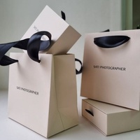 Sac shopping en papier rose vif avec poignée en sangle noire, logo personnalisé, sac fourre-tout de luxe