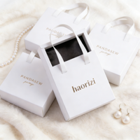 Sac en papier cadeau élégant et stylé pour mariage de la Saint-Valentin, petit sac en papier estampé à chaud, emballage pour boucles d'oreilles, boîte à bijoux en carton blanc avec mousse