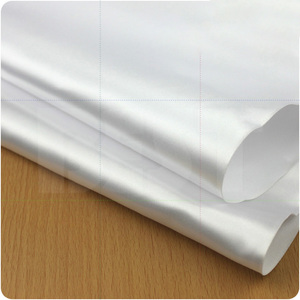 Rollo de tela de pantalla lisa de poliéster 100% de impresión Digital de sublimación en <span class=keywords><strong>blanco</strong></span> <span class=keywords><strong>satinado</strong></span> personalizado de fábrica - Product Image 5