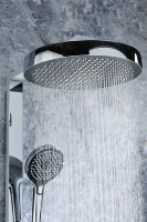 Ensemble de douche de pluie de vanité de salle de bains de maison de luxe pommeaux de douche en cuivre chromé à valve en céramique exposée pour une utilisation en appartement d'hôtel