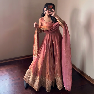Ensemble Anarkali en soie rose avec dupatta, tenue traditionnelle indienne et pakistanaise pour femme, longueur ras du sol, pour mariage, coupe ample et extensible - Product Image 1