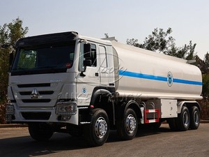 Camion-citerne Sinotruk HOWO Euro 5/6 pour le ravitaillement d'avions, capacité 25000-40000L, pour le transport de produits chimiques lourds sur longue distance - Product Image 2