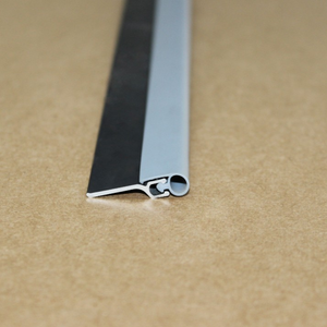 <span class=keywords><strong>Burlete</strong></span> moderno de <span class=keywords><strong>aluminio</strong></span> para puertas con sello de vinilo, escobilla inferior personalizada para ventanas y puertas, tira de sellado impermeable - Product Image 4