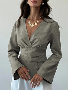 Chemisier à manches évasées et col V pour femmes à la mode, ourlet asymétrique, taille plissée, haut décontracté, personnalisé OEM/ODM, fabricant chinois de vêtements - Product Image 2