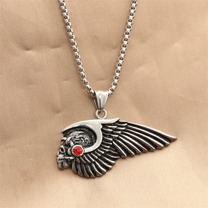 Pendentif en forme d'aile de crâne en acier inoxydable avec pierre rouge, collier rétro punk pour homme 280609 - Product Image 1
