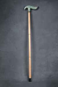 Bastón de madera artesanal de primera calidad con adornos de resina para mayor comodidad y estilo - Product Image 4