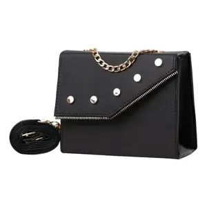 Bolso bandolera negro Daria de Fana para mujer, de piel sintética, con cadena y tachuelas, a la moda, para todas las estaciones - Product Image 3