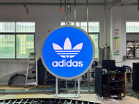 Écran LED circulaire personnalisé en couleur, panneau LED suspendu pour la publicité créative en intérieur