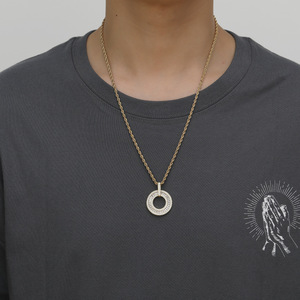 Semplice ciondolo rotondo a doppio cerchio, collana da uomo di tendenza con personalità e stile. - Product Image 2
