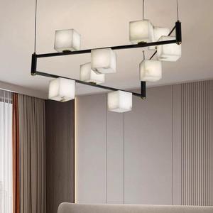 Lámpara colgante LED moderna de hierro negro lineal con pantallas cuadradas de alabastro para sala de estar, luz blanca cálida de 3500K - Product Image 3
