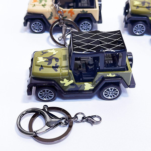 Mode dessin animé Camouflage voiture porte-clés sac d'école pendentif hommes voiture porte-clés créatif jouet personnalité voiture porte-clés - Product Image 3