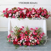 Susunan bunga mawar merah muda merah tua buatan tangan dari sutra buatan, dengan daun hijau, untuk centerpiece meja pernikahan dan acara.