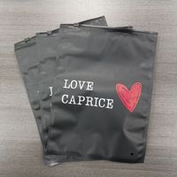 Sacs à fermeture éclair en plastique PE imprimés personnalisés pour les emballages alimentaires de vêtements Manipulation de surface gaufrée pour l'emballage de stockage de t-shirts