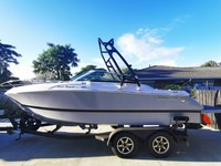 Tour de bateau repliable et à installer, de couleur noire brillante, idéale pour montage rapide