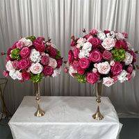 Boule de fleurs en soie luxueuse et magnifique de couleur rose fuchsia mélangée à un peu de vert pour décorations de table de mariage