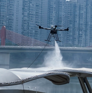 Drone de nettoyage JIUSI D15R sûr et efficace pour auvents, stores, panneaux solaires, murs-rideaux et façades - Product Image 1
