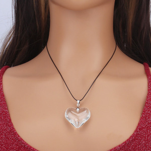 Collier avec pendentif en verre en forme de cœur pour femmes, bijoux de fête, design minimaliste, options de couleurs noir, rouge, violet, transparent - Product Image 3