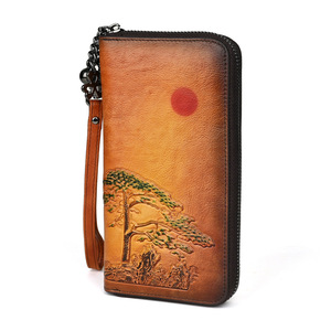 Portefeuille long Ando Bag en cuir véritable pour femme, style vintage, avec motif paysage en relief, fermeture éclair intégrale et dragonne - Product Image 5