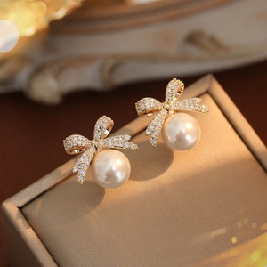 Accessoires de gros élégants: Boucles d'oreilles à nœud aiguille en argent avec diamant et perle pour femme - Product Image 4
