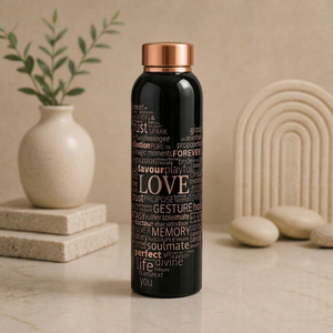 Botella de agua de cobre esmaltado en negro con diseño tipográfico inspirador y tapa con acabado en cobre, un acabado negro sofisticado. - Product Image 1
