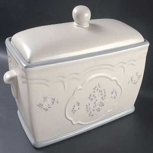 Contenitore per Pane in Ceramica Bianca Vintage con Coperchio Decorato a Rilievo con Motivi Fruttati - Product Image 4