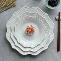 Assiettes à steak en céramique blanche pour la maison, style rétro français européen, bordure en relief, motif floral, assiettes à dîner, vaisselle en céramique pour un usage quotidien