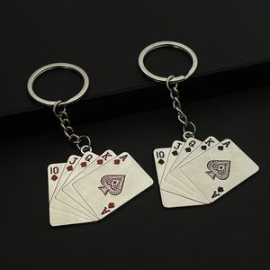 Forma de venta directa de fábrica Simulado Flush Naipes Tarjeta de póquer Llavero de metal - Product Image 1