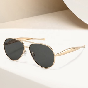 <span class=keywords><strong>2026</strong></span> Lüks Tasarımcı Modaya Uygun Kurbağa Şeklinde Kadın Güneş Gözlüğü UV400 Altın Çerçeve Üst Düzey Sokak Modası - Product Image 1