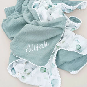 Manta Envolvente Personalizada de Muselina de Algodón para Bebé, Manta para Cuna o Cochecito con Pompones, Manta Suave de Gasa para Bordar el Nombre - Product Image 5