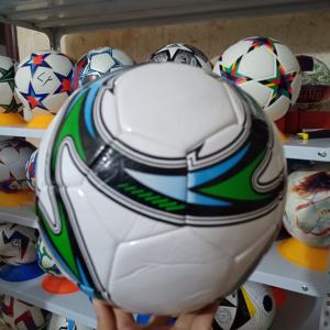 Paquete de Balones de Fútbol Personalizados con Colores a Medida, Cosidos a Máquina, para Uniformes y Identidad del Equipo - Product Image 5