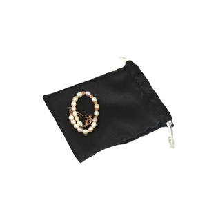 Sac cadeau personnalisé imprimé en satin de soie noir avec doublure en velours et cordon de serrage pour bijoux - Product Image 5