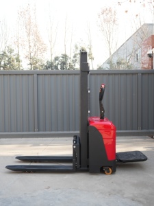 Chariot à palettes manuel, capacité 1 tonne, longueur de fourche 1200 mm, couleur rouge, utilisation extérieure, fonctionnement en position debout - Product Image 1