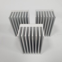 Radiateur en aluminium à ailettes rectangulaires extrudées avec trous de montage percés avec précision pour unités de puissance industrielles