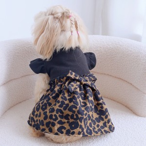 Vestido para mascotas con estampado de leopardo, falda de tulipán y lazo para perros y gatos, material de poliéster para las cuatro estaciones - Product Image 1