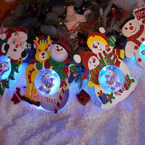 Vendita calda decorare forniture natalizie cartone colorato modello elfo di natale LED scolorimento ornamenti palla albero di natale