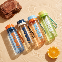 Bouteille d'eau en plastique avec couvercle de protection et sangle de poignet pour l'école, le sport et les sorties d'une journée