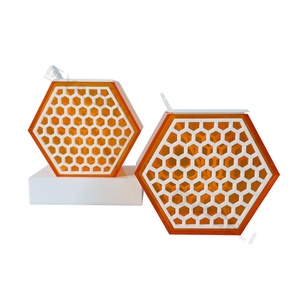 Nouveauté : Plat à miel hexagonal moderne personnalisé en acrylique orange et blanc pour cadeau Judaica - Product Image 4