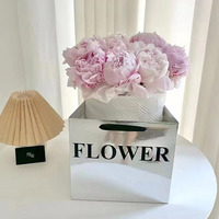 Bolsa de Regalo de Lujo con Espejo Plateado y Diseño Floral, Superficie Cromada Reflectante, para Presentaciones de Alta Gama en Instagram