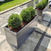 Jardinière carrée contemporaine minimaliste, écologique, durable, en acier thermolaqué, personnalisable, pour extérieur, jardin, pot de fleurs, villa