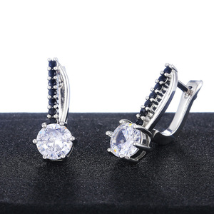 Orecchini a Clip Eleganti per Donne, con Micro Cristalli Incastonati, Design Classico Aperto, Gioielli di Moda per Uso Quotidiano - Product Image 2