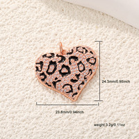 Usine personnalisée 18K plaqué or cuivre bricolage bijoux faits à la main breloques imprimé léopard pêche coeur amour collier pendentif