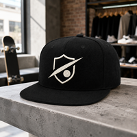 Casquette Snapback 6 Panneaux Personnalisable en Polyester/Coton avec Visière Plate et Motif Terrain de Football – Style Urbain Sportif Dobby