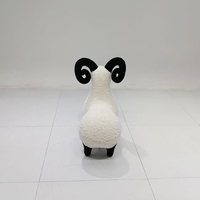 Mignons repose-pieds en forme de chèvre, tabourets confortables et rembourrés, chaises pour changer de chaussures, ottomanes pour chambre à coucher et salon