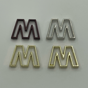 Étiquette <span class=keywords><strong>m</strong></span>étallique personnalisable en gros, écologique, plaquée brillante, à double ligne, <span class=keywords><strong>lettre</strong></span> <span class=keywords><strong>M</strong></span> creuse, pour la décoration de sweats à capuche, chapeaux et sacs de marque - Product Image 2