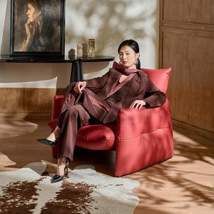 เก้าอี้โซฟาหนังแท้สไตล์มินิมอลอิตาลี สีแดง เบาะนุ่ม เก้าอี้เดี่ยวสำหรับห้องนั่งเล่น เฟอร์นิเจอร์ลำลอง โครงสร้างแข็งแรง - Product Image 1