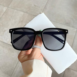 Gafas de Sol Extra Grandes Qianai para Mujer, Lentes de PC con Protección UV400, Montura Cuadrada, Estilo Urbano Moderno, Montura Gris - Product Image 2