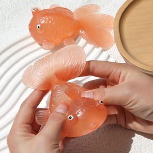 Jouet à presser Poisson Rouge changeant de couleur UV, en TPR souple, jouet créatif de décompression à pincer pour enfants et adultes, pour le commerce extérieur - Product Image 2