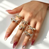 18K Vergoldeter Messing-Ring im Kokett-Stil mit Zirkonia-Besatz und Schleife, Anlaufbeständig und Hochglanzpoliert, als Geburtstagsgeschenk für Sie