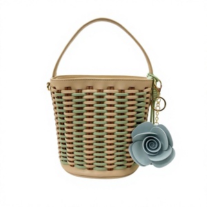 Colgante de lujo para bolso con diseño de flor, accesorio de ratán tejido para mujer, llavero de lujo - Product Image 3